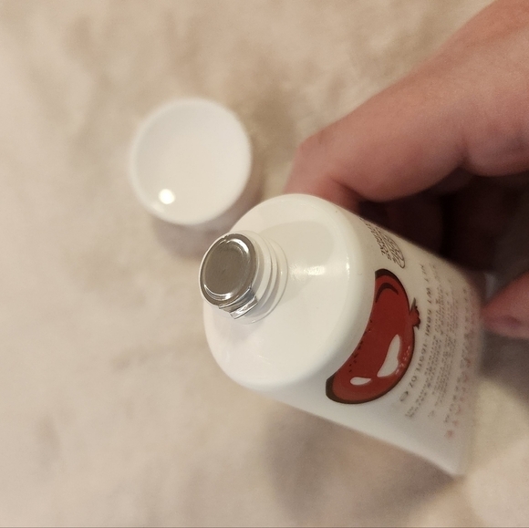 Kueshi Naturals Pomegranate Vit-C Repairing Serum - Picture 3 of 4